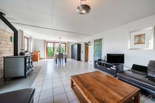 We Invest Malmedy presenteert u deze vrijstaande woning uit 1976, gelegen in het dorp Xhoffraix. De woning biedt ruime kamers, een open omgeving zonder directe buren en een aangename, zorgvuldig onderhouden tuin, ideaal voor een gezinsleven.<br /><br />De begane grond bestaat uit een inkomhal, een woonkamer die uitkomt op de eetkamer, een ingerichte keuken, een wasruimte met toegang naar buiten, een badkamer met douche en drie slaapkamers, waarvan er één als kantoor kan dienen. Op de eerste verdieping leidt een overloop naar drie extra grote slaapkamers en een zolderruimte die als opslagruimte kan worden gebruikt. De kelder omvat kelders, een stookruimte en een garage met elektrische deur.<br />Buiten kunt u genieten van een tuin die voornamelijk op het westen is gericht, twee vijvers en een tuinhuisje.<br /><br />Technische gegevens: centrale verwarming op stookolie met een in 2009 geïnstalleerde, goed functionerende ketel, verwarming via radiatoren, houten kozijnen met dubbele beglazing, elektrische installatie conform de voorschriften, stookolietank van 3000 liter, geïsoleerd dak, warmwatervoorziening via een warmtepompsysteem, driefasige stroom in de garage, PED D (nr. 20261009041723 – Totaalverbruik: 49.219 kWh/jaar – Specifiek verbruik: 261 kWh/m²/jaar).<br /><br />Een ruim huis, een groene omgeving en talrijke mogelijkheden: een prachtige kans om een woonruimte naar uw eigen smaak te creëren! Neem voor meer informatie of een bezichtiging contact met ons op via malmedy@weinvest.be