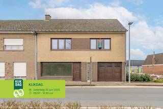 Ben jij op zoek naar een ruime gezinswoning met vier slaapkamers en een aangename tuin in Nederename? Gevonden!<br /><br />De vernieuwde keuken en badkamer, de vlot bereikbare ligging vlak bij openbaar vervoer en supermarkt én de grote, lichtrijke ruimtes maken van deze woning een ideale thuis voor wie ruimte en comfort zoekt.<br /><br />INDELING<br /><br />Gelijkvloers<br />Je komt binnen in een ruime polyvalente kamer die perfect kan dienen als bureauruimte, praktijk of extra leefruimte. Verder doorlopend bereik je de grote leefruimte met zicht op de tuin, die naadloos aansluit op de vernieuwde keuken. Daarnaast beschikt het gelijkvloers over een technische berging, een garage en een apart toilet.<br /><br />Eerste verdieping<br />Op de eerste verdieping kom je boven in de nachthal. Van hieruit heb je toegang tot drie zeer ruime slaapkamers, een vierde kleinere kamer die ideaal is als kinderkamer of bureau, en de badkamer.<br /><br />Zolder<br />Via het zolderluik is er toegang tot een ruime zolder, ideaal voor extra bergruimte.<br /><br />Zie jij jezelf hier al wonen? Aarzel dan niet en plan vandaag nog je bezoek in!