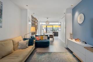 Deze goed gelegen woning onderging in 2015 een totaalrenovatie! Nadien werden zaken zoals zonnepanelen, een thuisbatterij, airco en de isolatie van de spouw in de voorgevel toegevoegd.<br />De doorgedreven dak- en gevelisolatie in combinatie met de ramen, zonnepanelen en thuisbatterij van 10kWh zorgen voor een mooie EPC-score van 118kWh(m²jaar). Mits het isoleren van het plafond van de garage en kelder bekomt u reeds een A-label! Elektriciteit conform! Asbestveilig! Niet-overstromingsgevoelig!<br /><br />Bestaande uit een inkomhal met een apart toilet en plaats voor vestiaire, een leefruimte met een zitplaats met een ingebouwd tv-meubel(Camber) en een eetplaats met een ingebouwde bibliotheekkast(Camber), een lichtrijke leefkeuken met een hoogwaardige en volledige ingerichte keuken, een schuifraam naar het terras en een praktische wasplaats met toegang tot de kelder.<br />Op de eerste verdieping zijn 2 mooie slaapkamers met inbouwkasten, een dressing met inbouwkasten, een badkamer met een ligbad én een douche en een nachthal met een berging gelegen.<br />De tweede verdieping bestaat uit een ruime en lichtrijke slaapkamer/hobbyruimte(opdeelbaar) en een tweede badkamer.<br />Het hoofdvolume van de woning is onderkelderd met verschillende droge bergkelders met een wastafel en inbouwkasten en een garage met een elektrische poort en een laadpunt. Voor de garage is een oprit voorzien zodanig dat u 2 wagens kan plaatsen.<br /><br />De tuin is zuidoost georiënteerd en aangelegd met een ruim terras met elektrische zonnewering, een grasveld en een tuinberging.<br /><br />De ligging is een grote troef! Net buiten het centrum van Leuven, maar toch alles op wandel/fietsafstand! Nabij verschillende bushaltes die verschillende lijnen bedienen, nabij het station en nabij een supermarkt, bakker, apotheek, sportfaciliteiten, speelpleinen,...... Topligging!<br /><br />Indien u deze aangename woning graag bezoekt dan kan u mij steeds bereiken via arnaut@immojanstas.be of op 0495292080.<br /><br />Bijkomende info (EPC, bodemattest, elektriciteitsattest, enz...) kan U hier downloaden ↓