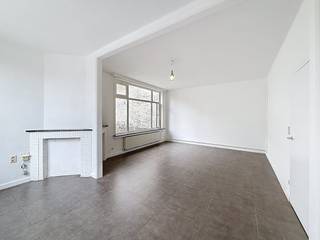 Cette maison de plain-pied unique située dans la Forelstraat a un caractère particulier : il s'agit d'une ancienne maison de gardien récemment rénovée. Le grand salon attire immédiatement le regard et, grâce aux grandes fenêtres, laisse entrer beaucoup de lumière naturelle.En outre, la maison dispose d'une chambre spacieuse à part entière et d'une salle de bain confortable offrant suffisamment d'espace pour se déplacer. Un atout rare et extrêmement pratique pour cet emplacement à Gand est la place de parking associée, située juste à côté de la maison. Ainsi, vous pouvez toujours garer votre voiture sans soucis et à proximité de chez vous.Disposition de la maison :Hall d'entrée - salon - cuisine - chambre à coucher - salle de bain - WC - place de parking