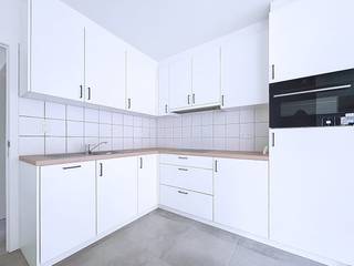 L'appartement du rez-de-chaussée dispose d'un hall d'entrée commun, d'une salle de bains, de 3 chambres, d'un salon avec cuisine ouverte et...