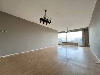 Dit appartement, gelegen op de eerste verdieping van een rustig gebouw, combineert ruimte met een praktische indeling. Bij het binnenkomen betreed...