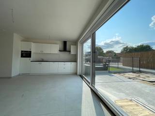 Stijlvol nieuwbouw BEN (E10!) appartement pal in het centrum gelegen. Uitzonderlijk drie slaapkamer appartement voorzien van warmtepomp, zonnepanelen en inclusief bovengrondse staanplaatsen. Info/plaatsbezoek via 0473/245102 of info@vandenvonder-decat.be. EPC = BEN E20 (A-label). Vg,Wg,Gdv,Gvkr,Vv.