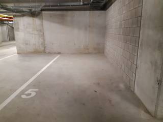 Aan het groene Pastoor Verwilghenplein te Haasdonk bieden wij u deze autostaanplaats aan.Ondergrondse autostaanplaats bereikbaar via een...