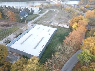 Goed gelegen loods met kantoren op een ruim perceel.Op een strategische locatie in Meerhout bevindt zich dit bedrijfsgebouw met een totale...