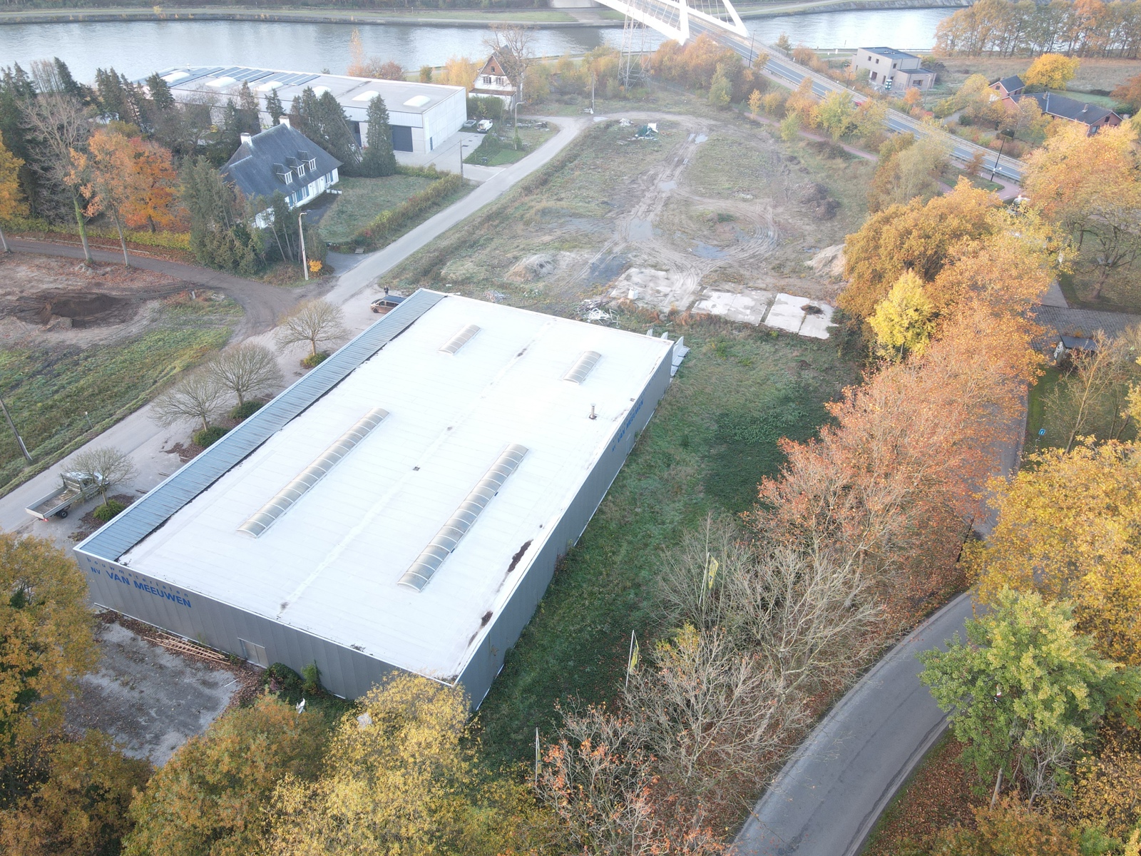 Goed gelegen loods met kantoren op een ruim perceel. - foto 2