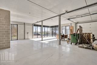 <strong>Unieke nieuwbouwontwikkeling</strong> te huur, bestaande uit een kantoorruimte gecombineerd met magazijn/showroom met een totale oppervlakte van 901 m². Deze casco+ ruimte is uitstekend gelegen, vlakbij de <strong>R4 </strong>met een vlotte verbinding naar de E34, E17 en E40 en vlot bereikbaar met het openbaar vervoer.<br /><br />De lichtrijke kantoren van 523 m² bevinden zich op het verdiep en zijn voorzien van een <strong>high-end afwerking</strong>. Daarnaast is er op het gelijkvloers een magazijnruimte/showroom/kantoorruimte van 378 m², uitgerust met twee automatische sectionale poorten, vloerverwarming en grote raampartijen. Deze multifunctionele ruimtes zijn ideaal voor kantoorfunctie gecombineerd met opslag of showroom. Tevens zijn er <strong>16 parkeerplaatsen</strong> ter beschikking en ruime manoeuvreerruimte. <strong>Kleinere oppervlaktes mogelijk!</strong><br /><br />Interesse? Neem vandaag nog contact met ons op voor meer informatie of een vrijblijvend plaatsbezoek. Bel <strong>PANORAMA B2B GENT KANTOREN </strong>op <strong>0477 44 39 30</strong>.
