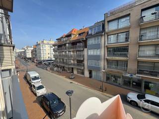 Ontdek dit prachtig gerenoveerde appartement, ideaal gelegen in het hart van Westende-Bad, op wandelafstand van winkels, horeca en het strand.<br />Bij het binnenkomen betreedt u de inkomhal die toegang biedt tot de twee slaapkamers. Eén van de slaapkamers geeft rechtstreeks uit op het terras achteraan, waar zich tevens een praktische kleine berging bevindt.<br />Verder beschikt het appartement over een moderne badkamer met comfortabele inloopdouche en een apart toilet.<br />Aansluitend komt u in de ruime en lichtrijke woonkamer met open keuken, die zorgt voor een aangename leefruimte waar koken, eten en ontspannen naadloos in elkaar overvloeien.<br />Als extra troef beschikt de residentie over een gemeenschappelijke fietsenberging.<br />Dit appartement werd volledig gerenoveerd en is daardoor instapklaar – ideaal als vaste woonst, tweede verblijf of investering aan de kust.