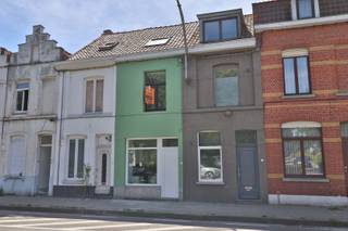 <p><span>OP EN TOP INSTAPKLAAR, AFGEWERKT MET LIEFDE</span></p><p><span> </span></p><p><span>Op zoek naar een interessante opbrengst-eigendom of een ideale starterswoning? <br />Dan is deze charmante woning aan de Doorniksesteenweg 12 in Kortrijk zeker een bezoek waard.<br />Centraal gelegen tussen het centrum en Hoog Kortrijk.</span></p><p><span> </span></p><p><span>De woning kreeg een totale make-over waarbij sterk ingezet werd op indeling en afwerking.<br />Het volledige gelijkvloers wordt ingenomen door de leefruimte waar keuken, zit- en eethoek harmonieus met elkaar verbonden zijn.<br />Het aansluitend buitenterras is een aangenaam verlengde.</span></p><p><span> </span></p><p><span>Het eerste verdiep heeft een mooi ruime slaapkamer en een ruime badkamer. <br />Via de vaste trap bereiken we de zolderverdieping waar nog twee slaapkamers te vinden zijn.</span></p><p><span> </span></p><p><span>NETJES AFGEWERKT<br />EPC B<br />CENTRALE LIGGING<br />WARME GEZELLIGHEID</span></p><p><span> </span></p>