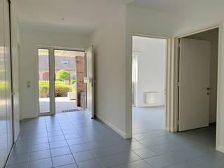 Rustig gelegen in een doodlopende straat, op wandelafstand van het centrum van Sint-Job-in-'t-Goor, bevindt zich deze verzorgde gelijkvloerse woning. Dankzij de rustige ligging en de nabijheid van winkels, scholen en openbaar vervoer geniet u hier van een ideale woonomgeving.<br /><br />Via de ruime inkomhal bereikt u alle vertrekken. De lichtrijke leefruimte met grote raampartijen loopt naadloos over in de open keuken. Verder beschikt de woning over een apart toilet, een kinderkamer, een ruime slaapkamer en een badkamer met ligbad en wastafel. De inpandige garage is uitgerust met alle nutsvoorzieningen en een elektrische boiler voor het warm water.<br /><br />De woning wordt verwarmd met elektrische vloerverwarming en verkeert in een originele, maar verzorgde staat. Bovendien is de woning aangepast voor mindervalide personen, wat zorgt voor extra comfort en toegankelijkheid. Met een energetische ingreep, zoals het plaatsen van zonnepanelen of het vervangen van het verwarmingssysteem, kan deze woning uitgroeien tot een comfortabele en energiezuinige thuis op een toplocatie.<br /><br />Een ideale opportuniteit voor starters, alleenstaanden, senioren of iedereen die gelijkvloers en rustig wil wonen.
