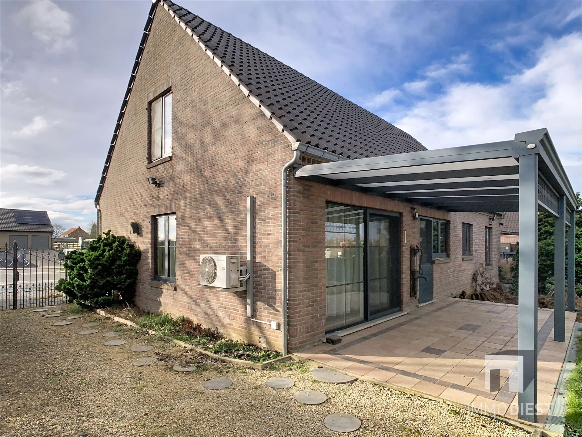 Instapklare woning op ca.53 are met bijgebouw met dubbele garage. EPC 104 kWh/m²/jaar (bijna A-label) - foto 2