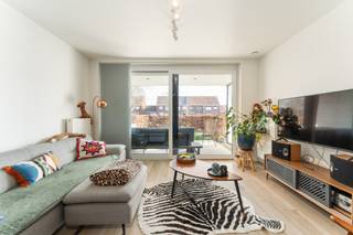 Modern gelijkvloers appartement met tuin in Harelbeke.<br />Het appartement dateert van 2019. Het beschikt over een lichtrijke leefruimte met aansluitende keuken en berging. De keuken is volledig uitgerust met hoogwaardige materialen en toestellen. Via de gang komt u tot het toilet, twee volwaardige slaapkamers en een verzorgde badkamer. De badkamer is uitgerust met een inloopdouche en een badkamermeubel met lavabo. Zowel vooraan als achteraan geniet het appartement van een privé tuin. Ideaal voor ontspanning of voor wie graag wat extra buitenruimte heeft. Op de ondergrondse verdieping bevindt zich een staanplaats voor extra comfort en veiligheid voor uw wagen.<br /><br />Troeven:<br />- Gelijkvloers appartement<br />- 2 slaapkamers<br />- Privatieve tuin<br />- Ondergrondse staanplaats inbegrepen<br />- Rustige maar centrale ligging<br /><br />Interesse? Neem gerust contact op voor meer informatie of een bezoek ter plaatse.<br />Mail louise@immo-lys.be of bel 0496080800