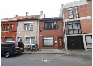 Bent u op zoek naar een instapklare gezinswoning met 2-3 slaapkamers en een gezellige koer achteraan de woning?Lees en kijk dan snel even verder!Deze...