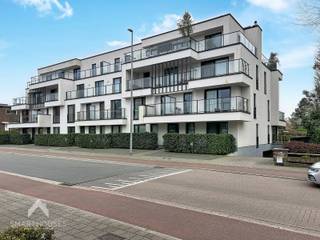 Rustig doch centraal gelegen penthouse naast “Villa Gaverzicht” en met zicht over de woonwijk ’t Spey bestaande uit een inkomhal met...