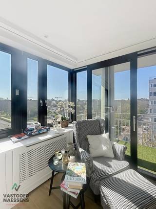 Dit schitterend vernieuwde 2 SLPK is gelegen op de 5de verdieping van de residentie ZONNEWEELDE. Het appartement baadt in het zonlicht door de ZW-oriëntatie. Door de vele raampartijen en uitstekende ligging is er vanuit elke kamer schitterend zicht op het Maria Hendrika Park en op het gekende standbeeld "DIKKE MATHILDE". Het appartement omvat een ruime woonkamer met open keuken die volledig werd ingericht met toestellen. Het terras grenst aan de woonkamer en het is er zalig vertoeven. Grenzend aan de woonkamer vinden we de ruime master-bedroom terug dewelke afgesloten kan worden. Via de ruime hall die voorzien is van ingemaakte kasten komen we in de nachthall terug waar we de badkamer en het afzonderlijke toilet terugvinden. Grenzend aan de badkamer is de 2DE slaapkamer. Dit appartement is perfect gelegen in het centrum van Oostende maar beschikt over een schitterend open zicht waardoor het gevoel van ruimte overheerst!