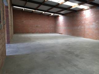 Dit magazijn is bereikbaar met een kleine bestelwagen en heeft een automatische sectionaal poort. Het magazijn is voorzien van elektriciteit. Vloer...