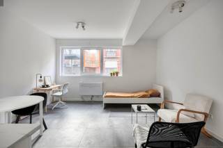 <p>Deze instapklare studio van 38 m² is uitstekend gelegen in de Jean Baptiste Van Monsstraat te Leuven, op een steenworp van het station en met een vlotte verbinding naar het stadscentrum.</p>
<p>Het pand kreeg officieel de bestemming “kantoor”, waardoor het uitermate geschikt is voor zelfstandigen, vrije beroepen of als professionele werkruimte.</p>
<p>De ruimte is praktisch ingedeeld en beschikt over een aparte sanitaire voorziening met lavabo, toilet en douche.</p>
<p>Dankzij de strategische ligging en de functionele indeling vormt dit pand een interessante opportuniteit voor wie op zoek is naar een compacte en centraal gelegen werkplek in Leuven.</p>
Interesse? Neem contact op met Thomas via thomas@sophimo.be of +32 499 22 99 24.