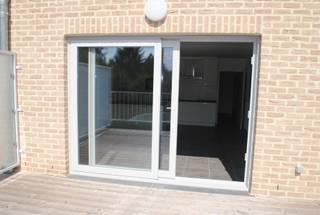 <h1>Modern appartement in het centrum van Balen</h1>
<p>Op zoek naar een comfortabel appartement op een centrale locatie? Dit aangename appartement in het centrum van Balen combineert een praktische indeling met alle comfort voor een fijne woonervaring.</p>
<p>Het appartement beschikt over:</p>
<ul>
<li><strong>Twee slaapkamers</strong></li>
<li>Een gezellige woonkamer met open keuken</li>
<li>Een badkamer met inloopdouche</li>
<li>Een apart toilet</li>
<li>Een praktische, aparte berging</li>
<li>Een zonnig terras waar je heerlijk kan genieten</li>
<li>Een autostaanplaats</li>
<li>Een extra berging in de kelder</li>
</ul>
<p>Dankzij de centrale ligging bevinden winkels, voorzieningen en andere faciliteiten zich op korte afstand.</p>
<p><strong>Interesse in dit appartement?</strong> Neem gerust contact op voor meer informatie of om een bezoek in te plannen!</p>