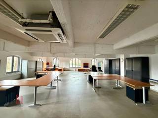 Instapklaar kantoor van 250 m² op toplocatie te Haacht te huur.Uitstekend gelegen nabij de N21 en op korte afstand van de N26, met een vlotte...