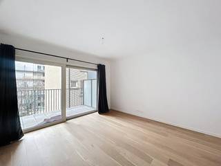 Gelegen in de Trierstraat, vlakbij de Europese instellingen en het Luxemburgplein: ontdek dit prachtige ongemeubelde appartement van 102m² in...