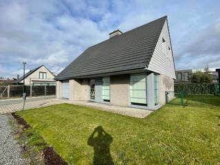 Deze verzorgde en instapklare villa is gelegen in een rustige wijk en biedt alle comfort voor wie op zoek is naar ruimte, licht en een vlotte bereikbaarheid.<br /><br />De woning omvat een inkomhal met gastentoilet, een ruime en lichtrijke leefruimte, een volledig ingerichte keuken met ontbijthoek (voorzien van o.a. vaatwasser en koelkast), 3 volwaardige slaapkamers en een ruime badkamer uitgerust met ligbad, douche, lavabomeubel en toilet.<br /><br />Daarnaast beschikt de woning over een praktische berging, garage, gezellig terras en een mooi aangelegde en volledig omheinde tuin.<br /><br />Bijkomende info:
<ul>
	<li>Bergzolder aanwezig;</li>
	<li>Regenwaterput;</li>
	<li>EPC 132 kWh/m²/jaar;</li>
	<li>Zeer vlotte verbinding naar invalswegen;</li>
	<li>Beschikbaar vanaf 01/08/2026.</li>
</ul>
Een ideale gezinswoning op een rustige ligging. Absoluut een bezoek waard!