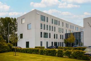 Het pand maakt deel uit van R-Plaza, recent gebouwd, met o.a. sportwinkels, apotheek, warenhuizen, kantoren, …. een zeer veelzijdige site met veel parkeerplaats. <br />* EPC A. <br />* 535,8m2 x 1795 euro<br />* Prachtige terrassen met plaats voor ultieme merkreclame<br />* Excl. gemeenschappelijke delen + terras 63.2 x 800 euro/m2 ) <br />* 10 eigen parkeerplaatsen beschikbaar x 12.000 Euro / pl.<br />* Zonnepanelen op dak<br />* Topligging met schitterende visibiliteit langs de Rijksweg.<br />* Rumbeke  (langs de Rijksweg nabij de op-en afrit van de E403) <br />* Prachtige zijvleugel op de eerste verdieping met uitstekende oriëntatie en sanitaire blok.<br />* Zonlicht in namiddag<br />* 21% btw <br />* Mogelijks in 2-3 aparte kantoren in te delen met vergaderzaal en gemeenschappelijke sanitaire blok <br /><br />Heb jij een vrij beroep, ben je manager van een firma of ben je een zelfstandige die op zoek is naar een polyvalente ruimte?<br />Kom dan zeker langs. <br /><br />Prijs bespreekbaar !!<br /><br />Verhuring 8.5-11 Eur per m2 / per maand<br /><br />Nieuwbouw kantoorruimte in project R. Plaza. Prachtige zichten rondom deze verbluffende site.<br />Maakt deel uit van een groter geheel van in totaal 4 kantoorgebouwen.<br /><br />De  unieke combinatie van werken, ontspanning en zorg op 1 locatie.<br /><br />Bel ons vrijblijvend op voor een bezoek en info. Wij begeleiden u graag met de glimlach op zoek naar uw droomwoning &amp; commercieel pand. T. 051 62 40 40.