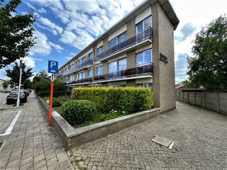 Dit stijlvol gelijkvloersappartement bevindt zich op een gunstige locatie in Kapellen: rustig gelegen, dichtbij het centrum, winkels en openbaar vervoer, en met een directe aansluiting op de autosnelweg.<br /><br />De indeling is praktisch en doordacht: een inkomhal scheidt het dag- van het nachtgedeelte. De lichtrijke leefruimte sluit aan op een aparte keuken met zij-ingang. Verder beschikt het appartement over een ruime slaapkamer, een kinderkamer/bureau, een badkamer met aansluitingen voor was- en droogmachine, een handige berging en een apart toilet. De doorlopende parketvloer in alle droge ruimtes zorgt voor een warm en smaakvol geheel.<br /><br />Buiten geniet u van twee terrassen én een praktische garage, die reeds in de huurprijs is inbegrepen.<br /><br />Beschikbaar vanaf 1/10/2026.<br />Met individuele meters voor gas, water en elektriciteit.<br />Verder zijn er geen gemeenschappelijke kosten.<br /><br />Interesse? Contacteer Neon Vastgoed op 03/336.88.88 of via info@neonvastgoed.be.