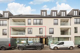 <strong>Nieuwbouwappartement met 3 slaapkamers in hartje Hoogstraten.<br /><br /></strong>Dit moderne nieuwbouwappartement gelegen op de eerste verdieping, bevindt zich in het prachtige project "De Tram", in het hartje van Hoogstraten.<br /><br /><strong>INDELING<br />1STE VERDIEPING<br /></strong><span>Inkomhal met ruimte voor een ingemaakte vestiairekast. Woonkamer met open keuken en keukeneiland met toegang naar het terras.<br />Keuken voorzien van volgende toestellen: inductiekookplaat, afzuigkap, combi-oven, vaatwasser en koelkast.<br />Hal met toegang tot 2 toiletruimtes waarvan 1 met handenwasser, berging/wasplaats, warmtepomp en aansluiting voor wasmachine en droogkast. Badkamer voorzien van inloopdouche en een dubbele lavabo, 3 slaapkamers waarvan 1 met ensuite badkamer voorzien van een inloopdouche en badkamermeubel en ruimte voor ingemaakte dressing.<br /></span><span><br /><strong>BUITEN<br /></strong>Zuid-georiënteerd terras<br /><br /><strong>KELDERVERDIEPING<br /></strong>Ondergronds is er een parkeergarage voorzien van autostaanplaatsen, fietsstaanplaatsen en private bergingen. <br /></span><br /><span><strong>BIJZONDERHEDEN</strong></span><br /><span>Vloerverwarming. Warmtepomp. Aluminium schrijnwerk. Dubbele isolerende beglazing. <br />Ventilatiesysteem type-D. Zonnepanelen aanwezig. Lift aanwezig.<br /><br /></span><strong>POSITIEVE ASPECTEN</strong><br /><span>TOP locatie in het hartje van Hoogstraten op wandelafstand van alle voorzieningen (beenhouder, apotheek, horeca, scholen, ...)<br /></span><span>Energiezuinig appartement (EPC label A)</span><br /><span>Ondergrondse kelderberging en autostaanplaats</span><br /><span>Lift aanwezig in het gebouw</span><br /><br /><em>De autostaanplaats en kelderberging zijn apart aan te kopen.</em>