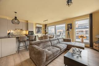 Recent en energiezuinig appartement (2017) gelegen op de eerste verdieping van een kleinschalige residentie met lift. Het appartement van 81m² met 2 slaapkamers, zonnig terras van 11m², kelderberging en ruime ondergrondse garagebox biedt alles voor zorgeloos woonplezier! Het appartement is zeer goed onderhouden en biedt alle comfort zoals airco in de woonkamer en een automatische zonneluifel aan het terras. De ligging is centraal in het centrum van Sint Antonius nabij alle nodige winkels, scholen en openbaar vervoer. Maak snel een afspraak voor één van onze kijkmomenten! Het appartement is beschikbaar bij notariële akte.<br /><br />INDELING: Inkomhal met vestiaire; apart toilet; badkamer (5,5m²) met inloopdouche en dubbel lavabomeubel; 2 slaapkamers (12,5m² en 9,8m²); woonkamer met open keuken (30m²); berging (2,3m²) met cv ketel en aansluiting wasmachine; terras (11m²) met elektrische zonneluifel. <br />In de ondergrondse garage bevindt zich een ruime garagebox (b.3,99m x d.6m) met manuele kantelpoort en een privatieve kelderberging.<br /><br />TROEVEN: <br />* Instapklaar, energiezuinig appartement<br />* Zonnig terras met zonneluifel<br />* Ruime garagebox<br />* Airco in de woonkamer<br /><br />Woning kopen of verkopen in Zoersel? Bel ons voor een gratis schatting of advies 03 361 51 51 of via info@yvesvanpelt.be