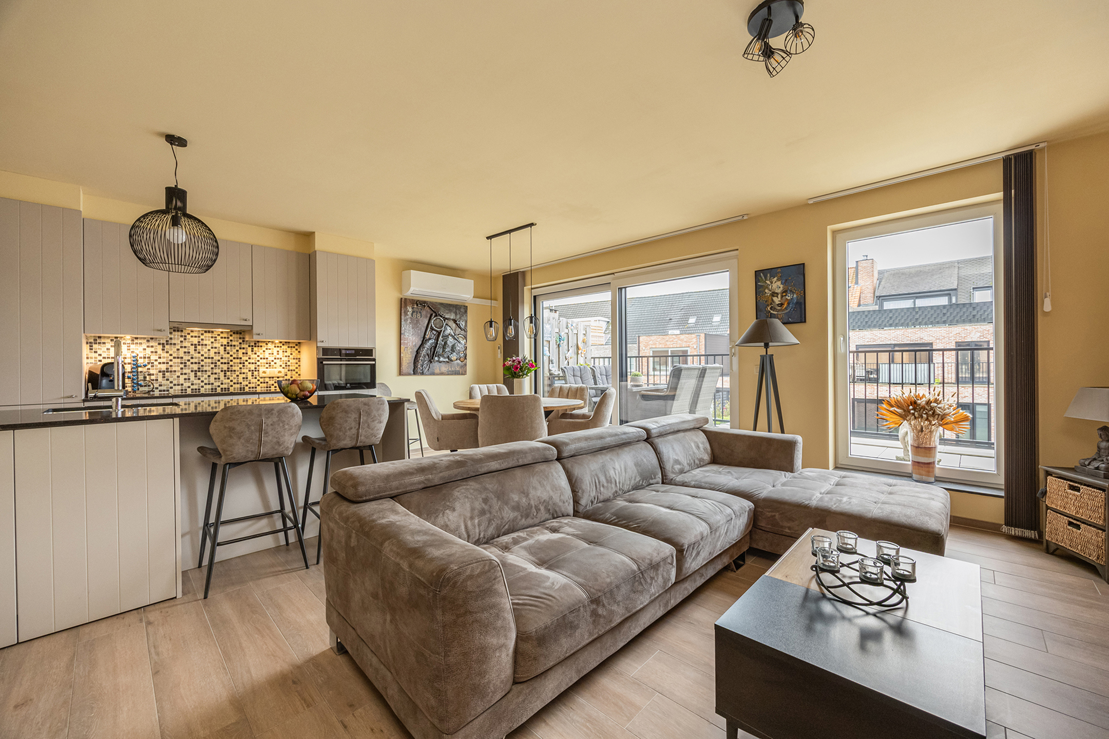 Recent appartement met 2 slks, terras, kelder en garagebox. - foto 3