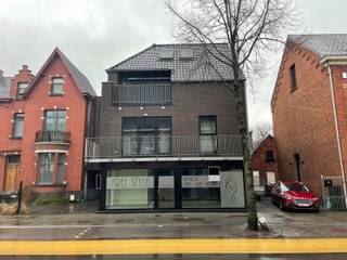 <span>Gelijkvloers appartement gelegen nabij het centrum van Rijkevorsel omvattende lichte woonkamer met open keuken en toegang tot het terras. Er is 1 slaapkamer, badkamer met ligbad, badkamermeubel en een apart toilet. Kelderberging, fietsenberging en 1 autostaanplaats buiten. Verwarming aardgas <br /><br /></span>