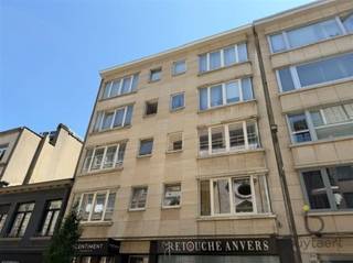 <p><span>Volledig gerenoveerd 1-slaapkamerappartement in hartje Antwerpen.</span></p><p><span>Op zoek naar een instapklaar appartement op een toplocatie in het centrum van Antwerpen? In een rustige zijstraat van de Meir bieden wij vier volledig gerenoveerde 1-slaapkamerappartementen te koop aan, telkens aan 185.000 euro.</span></p><p><span>Deze appartementen bevinden zich op de 1ste en 2de verdieping van een kleinschalig gebouw met lift en genieten van een uitstekende ligging. Op wandelafstand vindt u de Meir, het Centraal Station, tal van winkels, restaurants en het openbaar vervoer.</span></p><p><span>De appartementen zijn volledig gerenoveerd en vormen een uitstekende investering. Ze zijn momenteel allemaal verhuurd, waardoor ze ook interessant zijn voor investeerders. Daarnaast zijn ze perfect geschikt als eerste woning, pied-à-terre of voor studerende jongeren die centraal willen wonen.</span></p><p><span>Indeling &amp; praktische informatie:</span></p><ul><li><span>Volledig gerenoveerd</span></li><li><span>1 slaapkamer</span></li><li><span>Lift aanwezig</span></li><li><span>Rustige ligging in een zijstraat van de Meir</span></li><li><span>Op wandelafstand van Centraal Station, winkels en openbaar vervoer</span></li><li><span>Collectieve verwarming op mazout</span></li><li><span>Waterverbruik inbegrepen in de gemeenschappelijke kosten</span></li><li><span>Individuele elektriciteitsmeter</span></li><li><span>Vaste kosten: 187,50/maand</span></li><li><span>Geen berging of private parkeerplaats aanwezig</span></li><li><span>Parking mogelijk te huren aan de overkant van de straat</span></li></ul><p><span>Een unieke kans om een kwalitatief gerenoveerd appartement te verwerven op een absolute toplocatie in Antwerpen.</span></p><p><span>Interesse? Contacteer ons vandaag nog voor een bezoek. Deze appartementen zijn zonder twijfel een bezoek waard!</span></p><p><span> </span></p><p><span> </span></p>