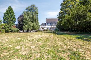 Kasteel Stoffelt opgetrokken in 1869 onderscheidt zich door zijn historische grandeur, solide bouw met ruime indeling en een ongeëvenaard potentieel. <br /><br />Het landgoed, een zee van rust en privacy<br /><br />Het kasteel is omgeven door een omvangrijk privaat domein (2,8 hectare), met een schitterende variëteit aan landschappen, waaronder een privaat bos, een sfeervolle vijver, een kleurrijke bloementuin en diverse fruitbomen. Dit maakt het de ideale setting voor lange wandelingen of ontspannen momenten in de natuur.<br /><br />De indeling van dit kasteel is ontworpen om zowel intieme momenten als grootse ontvangsten te faciliteren:<br /><br />Het gelijkvloers:<br />Betreed de woning via een imposante hal die leidt naar een luxueus salon en een royale eetkamer, perfect voor het hosten van diners. Daarnaast vindt u een stijlvol bureel (ideaal als directiekantoor of bibliotheek), een ruime keuken en praktische nevenruimtes.<br /><br />Het verdiep:<br />De eerste verdieping biedt een weelderige privé-oase met vier vorstelijke slaapkamers, aangevuld door luxe badkamers en een dressing.<br /><br />De zolder:<br />De zolderverdieping is via een vaste trap bereikbaar en biedt een blanco canvas om uit te breiden met extra suites, een fitnessruimte of een penthouse-achtige studio.<br /><br />De kelder:<br />De woning is volledig onderkelderd, die zorgt voor een immense opslagcapaciteit of de mogelijkheid om een wijnkelder van formaat te creëren.<br /><br />Kasteel Stoffelt is uitermate geschikt voor de meest veeleisende investeerder of koper, en biedt mogelijkheid tot diverse bestemmingen:<br /><br />- Exclusieve residentie: De perfecte, ruime gezinswoning met allure en grandeur.<br />- Boutique hotel / B&B: Transformeer het pand in een high-end hotel of luxe B&B om gasten in stijl te ontvangen.<br />- Hoofdkantoor / Vrij Beroep: Vestig uw vrij beroep of uw statige hoofdkantoor op een locatie die klasse en stabiliteit uitstraalt.<br /><br />Bent u geïnteresseerd in een bezichtiging van dit unieke en exclusieve landgoed? Neem contact op voor meer informatie over Kasteel Stoffelt, Molenstraat 13.