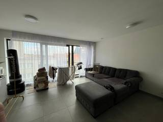 Ruim en lichtrijk appartement gelegen aan de Torhoutsesteenweg 177. Het beschikt over één zeer grote slaapkamer, een ruime badkamer...