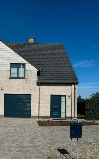 Instapklare woning met 3 slaapkamers, garage en tuin
Deze instapklare halfopen bebouwing is als volgt ingedeeld:
Op het gelijkvloers: via de ruime inkomhal, voorzien van een gastentoilet, komt u in de aangename leefruimte. Deze bestaat uit een ruime zithoek en eetplaats en geniet dankzij de grote raampartijen en dubbele schuifdeur van een mooie lichtinval en een rechtstreeks zicht op de tuin. De reeds aanwezige schouw biedt bovendien de mogelijkheid om een haard te plaatsen.
De aangrenzende keuken is uitgerust met een kookplaat, dampkap, oven en koelkast en beschikt over voldoende kastruimte. Vanuit de keuken is er rechtstreeks toegang tot het terras en de tuin.
Verder beschikt het gelijkvloers over een ruime wasplaats/berging en een praktische garage.
Via de trap in de inkomhal kom je op de eerste verdieping. Hier bevinden zich drie ruime slaapkamers en een aparte bureauruimte, ideaal als thuiswerkplek of hobbyruimte.
De bijzonder ruime badkamer is uitgerust met een douche, ligbad en dubbel lavabomeubel.
De woning beschikt bovendien over een zeer ruime zolder, bereikbaar via een uittrekbare trap. De zolder is reeds voorzien van een afgewerkt raam en een vloer van geperst hout, waardoor deze ruimte mits verdere inrichting mogelijkheden biedt voor één of meerdere extra slaapkamers, een hobbyruimte of polyvalente ruimte.
De oprit biedt plaats voor 3 wagens.
De woning geniet een uiterst gunstige en vlot bereikbare ligging. Op wandelafstand bevinden zich diverse bushaltes. Ook belangrijke invalswegen en fietspaden zijn vlot bereikbaar, waardoor zowel het centrum als omliggende gemeenten gemakkelijk bereikbaar zijn.