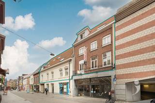 <h3><span>Investeren in een studentenkamer met eigen badkamer in Leuven</span></h3><p><span>Een centrale ligging en het comfort van volledig eigen sanitair: deze studentenkamer in Residentie Diestse beschikt over twee belangrijke troeven voor de Leuvense studentenmarkt.</span></p><p><span>De kamer is ingericht en voorzien van een privébadkamer met douche, toilet en lavabo. Studenten beschikken zo over hun eigen plek om te studeren en tot rust te komen, zonder de sanitaire voorzieningen te moeten delen. Voor het koken kunnen ze terecht in een van de twee gemeenschappelijke keukens.</span></p><p><span>Residentie Diestse ligt in de Diestsestraat, tussen het station en het historische stadscentrum. Verschillende faculteiten, winkels en dagelijkse voorzieningen bevinden zich op wandelafstand. De overige campussen zijn gemakkelijk bereikbaar met de fiets.</span></p><p><span>De kamer is momenteel verhuurd en kan daardoor interessant zijn voor wie op zoek is naar een vastgoedinvestering met bestaande huurinkomsten. Daarnaast kan ze op termijn een eigen verblijfplaats bieden aan studerende kinderen, rekening houdend met de lopende huurovereenkomst.</span></p><p><span>Een praktische studentenkamer met de privacy van een eigen badkamer, op een locatie waar studenten graag verblijven.</span></p>