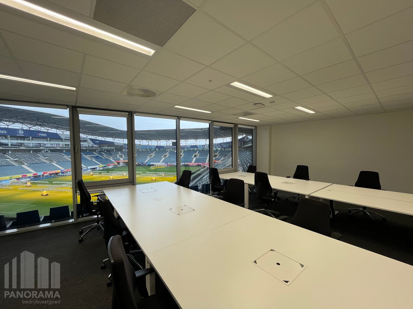 All-in offices in prime location with panoramic views of the football pitch! - photo 5