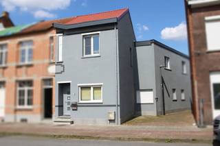Zoek je een volledig gerenoveerde instapklare woning met heel veel ruimte, 6 slaapkamers en vele mogelijkheden? Wil je daarenboven graag een grote tuin en zit je graag overal vlakbij? Hier is het allemaal aanwezig. Je kan deze woning perfect gelijkvloers bewonen: door de aanwezigheid van een badkamer en 2 slaapkamers (of slaapkamer en dressing), is dit perfect mogelijk. Op de verdieping kan je het invullen zoals je zelf wil: een 'eigen' ruimte voor de kinderen, kleinkinderen, logés (ja, want die hebben dan hun eigen badkamer), voor je hobby's.... Een huis dat ook veel privacy biedt aan zijn bewoners. Het mooie zuidgerichte perceel van 462 m² met de ZIJ-INGANG is eveneens een grote troef. Zeer gunstige ligging: vlakbij de invalswegen, vlakbij school (150 meter!), winkels (Bioplanet, Colruyt, Delhaize..),met super vlotte verbinding naar Nederland (Tilburg, Breda). Nuttig: 5 WC's aanwezig, 2 regenwaterputten van 10.000 liter (toiletten, wasmachine en buitenkranen), 19 Zonnepanelen: 7.980 Wp. Elektriciteit conform. Aardgas in de straat. Niet gelegen in een overstromingsgebied. P- en G-score A. Geen erfgoed. Kom snel kijken naar het potentieel van deze woning!