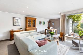 Op een uiterst centrale ligging in Roeselare vinden we deze bijzonder ruime en praktische gezinswoning terug. Met maar liefst vier volwaardige slaapkamers, een grote zolderkamer, een inpandige garage en een diepe tuin biedt deze woning alle ruimte en comfort voor een groot gezin. Dankzij de centrale ligging, op wandelafstand van het station en tal van winkels en voorzieningen, combineert deze woning vlot bereikbare stadsomgeving met aangenaam wonen.<br /><br /><strong>Ligging: </strong>De woning bevindt zich in het centrum van Roeselare, op wandelafstand van het station, bushaltes, scholen en diverse handelszaken. Recht tegenover de woning ligt de voormalige chicorei-ast Vantieghem-Dupont, een karaktervolle historische site met potentieel voor toekomstige stadsontwikkeling. Bovendien geniet de woning van een uitstekende bereikbaarheid met een vlotte aansluiting op de E403 richting Brugge en Kortrijk.<br /><br /><strong>Indeling van de woning:</strong><br /><u>Gelijkvloers</u>: Via de inkomhal kom je binnen in de woning met toegang tot de woonkamer, die aansluit op een ruime leefruimte met eetplaats. De keuken bevindt zich aansluitend en biedt directe toegang tot de brede inpandige garage, wat zorgt voor extra comfort in het dagelijkse gebruik. Verder beschikt het gelijkvloers over een gastentoilet en een praktische bergruimte met aansluiting voor wasmachine en droogkast. Vanuit de leefruimte heb je toegang tot het terras en de aangename tuin. Langs de zijkant van de woning is er bovendien een afzonderlijke doorgang naar de tuin, ideaal voor fietsen of tuinmateriaal.<br /><u>Eerste verdieping</u>: De nachthal leidt naar vier volwaardige slaapkamers. Daarnaast zijn er twee extra aansluitende ruimtes die perfect kunnen ingericht worden als bureau, dressing of hobbyruimte. Op deze verdieping bevinden zich eveneens de badkamer en een apart toilet.<br /><u>Tweede verdieping</u>: Via een vaste trap bereik je een ruime zolderkamer met tal van mogelijkheden, aangevuld met een aparte bergzolder.<br /><u>Buitenruimte</u>: Het perceel van 370 m² beschikt over een diepe, onderhoudsvriendelijke tuin met terras waar je in alle rust kan genieten. De inpandige garage zorgt voor comfortabel parkeren in het centrum en dankzij de extra zij-ingang is de tuin vlot bereikbaar.<br /><br /><strong>Technische kenmerken:</strong>
<ul>
<li>Bewoonbare oppervlakte 292 m².</li>
<li>Centrale verwarming op aardgas.</li>
<li>Conforme elektrische keuring.</li>
<li>EPC-label C – 234 kWh/m²/jaar.</li>
<li>Zonnepanelen aanwezig.</li>
</ul>
<strong>Troeven:</strong>
<ul>
<li>Centrale ligging op wandelafstand van station, winkels en scholen.</li>
<li>Zeer ruime en praktische indeling.</li>
<li>Vier slaapkamers en extra zolderkamer.</li>
<li>Inpandige garage en diepe tuin.</li>
<li>Ideale gezinswoning met veel potentieel.</li>
</ul>
Interesse? Contacteer ons kantoor voor meer informatie of plan een vrijblijvend bezoek via 051/201.400 of info@dicasa.be.