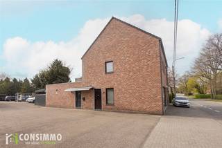 Bent u op zoek naar een veelzijdig pand waar wonen, werken én investeren perfect gecombineerd kunnen worden? Deze woning met afzonderlijk handelspand in Bret biedt dankzij de twee volledig gescheiden entiteiten bijzonder veel mogelijkheden. Baadt u zelf een zaak uit, zoekt u een praktijk- of kantoorruimte aan huis of wenst u het handelspand afzonderlijk te verhuren voor bijkomende huurinkomsten? De praktische indeling, aparte nutsvoorzieningen en gunstige ligging maken van dit pand een interessante opportuniteit.<br /><br /><strong>Indeling</strong><br />De woonst beschikt over een volledig aparte toegang. Op het gelijkvloers treffen we de inkomhal, een gastentoilet, een praktische berging en de leefruimte met open keuken. Aansluitend bevindt zich de veranda, die voor extra leefruimte en natuurlijk licht zorgt.<br /><br />Op de eerste verdieping bevinden zich drie slaapkamers en een bijkomende berging. Daarnaast beschikt de woning over een zolderruimte die verder kan worden ingericht naar eigen wensen, bijvoorbeeld als extra slaapkamer, bureau of hobbyruimte.<br /><br />Het handelspand bevindt zich volledig op het gelijkvloers en heeft een oppervlakte van ca. 50 m². Dankzij de aparte toegangen langs zowel de straatzijde als de zijkant kan deze ruimte volledig onafhankelijk van de woning gebruikt worden. De polyvalente indeling leent zich tot uiteenlopende invullingen, zoals een kantoor, praktijkruimte, handelszaak of andere professionele activiteit.<br /><br />Een belangrijke troef is dat het handelspand en de woning over afzonderlijke meters voor gas, water en elektriciteit beschikken. Hierdoor kan het handelspand ook afzonderlijk verhuurd worden, waardoor u als eigenaar bijkomende huurinkomsten kunt genereren terwijl u zelf in de woning woont. Uiteraard is het geheel eveneens interessant voor investeerders die beide delen afzonderlijk wensen te exploiteren.<br /><br /><strong>Technische informatie</strong><br />De woonst beschikt over een bewoonbare oppervlakte van ca. 106 m² en behaalt een gunstig EPC-label C, waardoor er geen renovatieverplichting geldt. De ramen zijn voorzien van pvc-profielen met driedubbele beglazing en de verwarming gebeurt op aardgas.<br /><br />Het handelspand heeft een oppervlakte van ca. 50 m², beschikt over een EPC-label D en wordt eveneens verwarmd op aardgas. Beide entiteiten beschikken over afzonderlijke nutsvoorzieningen voor gas, water en elektriciteit. Deze technische scheiding zorgt voor maximale flexibiliteit bij eigen gebruik, combinatiegebruik of afzonderlijke verhuur.<br /><br /><strong>Buurtinformatie</strong><br />Het pand geniet van een strategische ligging in Bret, op wandel- en fietsafstand van het centrum van Genk en de scholencampus. In de directe omgeving bevinden zich tal van winkels, scholen, openbaar vervoer en andere dagelijkse voorzieningen. Ook de Vennestraat en C-Mine bevinden zich op korte afstand, met een ruim aanbod aan horeca, handelszaken, cultuur en ontspanning.<br /><br />Dankzij de vlotte aansluiting op de belangrijkste verbindingswegen zijn ook de E314, het centrum van Genk en omliggende gemeenten snel bereikbaar. De combinatie van een residentiële omgeving, centrale ligging en goede bereikbaarheid maakt deze locatie aantrekkelijk voor zowel bewoning als commerciële activiteiten.<br /><br />Bent u op zoek naar een veelzijdig pand waar u wonen, werken en investeren onder één dak kunt combineren? Contacteer ons via 089 69 30 01 of info@consimmo.be voor meer informatie of een bezoek ter plaatse. Bekijk ook de virtuele tour op onze website www.consimmo.be
