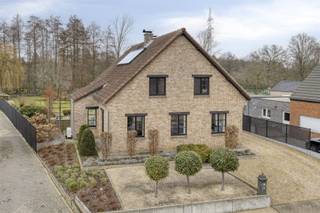 <p>A VENDRE : Magnifique maison sur un terrain spacieux de 36a48ca à Koersel!<br />Dans le Molendijk à Koersel (Beringen) vous trouverez cette belle maison de campagne, située sur un terrain exceptionnellement spacieux de pas moins de 36a48ca.Cette charmante propriété combine l'aspect chaleureux d'un style campagnard avec le confort de rénovations contemporaines et a été entretenue avec grand soin au fil des ans. <br />Par le biais du hall d'entrée spacieux avec des toilettes pour invités, nous entrons dans la maison. Le salon lumineux avec salle à manger est le cœur de la maison et offre une belle vue sur le jardin et la verdure. A côté se trouve la cuisine rénovée, qui offre un accès direct à la terrasse. <br />Au rez-de-chaussée, il y a également un grand débarras/buanderie et un bureau séparé qui peut également servir de chambre supplémentaire. En outre, la propriété dispose d'un sous-sol spacieux avec garage, offrant un espace de stockage supplémentaire et de nombreuses possibilités pratiques.<br />Le jardin est sans aucun doute l'un des atouts absolus de cette propriété. Vous y jouirez d'une intimité optimale et d'une belle vue verdoyante. Un endroit idéal pour les amateurs de jardinage, les familles ou ceux qui veulent simplement profiter de la paix et de la tranquillité.<br />Localisation : <br />La propriété est située au calme dans le Molendijk à Koersel, une commune de Beringen. Ici, vous profiterez d'un environnement vert et rural avec de belles vues dégagées, tandis que les magasins, les écoles et les routes de liaison sont facilement accessibles.<br />Layout : <br />Espace au sous-sol <br />RDC : hall d'entrée, toilettes invités, living, cuisine, espace bureau, buanderie <br />Premier étage : 3 chambres spacieuses, salle de bain <br />Trophées : <br />- Terrain très spacieux ! <br />- Superbes vues ! <br />- Cuisine et salle de bain rénovées ! <br />- Chauffage au sol ! <br />- Pompe à chaleur et panneaux solaires ! <br />EPC : 347 kWh/m² avec le numéro de certificat 20260223-0003809353-RES-1<br />P-score : D<br />G-score : A<br />Info urbanisme : zone résidentielle à caractère rural, permis d'urbanisme, pas de préemption, pas de règlement de lotissement.<br />*Source surface habitable EPC</p>
