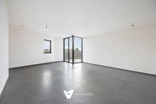 <p><span>Ruim en lichtrijk appartement met 1 slaapkamer.</span></p><p><span> </span></p><p><span>Met 86,32 m² bewoonbare oppervlakte biedt dit appartement op de tweede verdieping verrassend veel ruimte. Het appartement beschikt over 1 slaapkamer en een aangenaam terras van 10,70 m².</span></p><p><span> </span></p><p><span>De keuken kan nog vrij gekozen worden binnen het voorziene budget van 12.500 euro excl. btw. Hierdoor bepaalt de koper zelf de uitstraling van één van de belangrijkste ruimtes in de woning.</span></p><p><span> </span></p><p><span>De combinatie van vloerverwarming, koeling via geothermie, ventilatie D en E-peil 10 zorgt voor een comfortabel en duurzaam woongevoel met vrijstelling van het KI in de eerste 5 jaar.</span></p><p><span> </span></p><p><span>6% BTW tarief mogelijk!</span></p><p><span> </span></p><p><span>Een ruime woonst met sterke verhuur- en woonkwaliteiten.</span></p><p><span> </span></p>