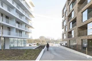 Op de zesde verdieping van de moderne Residentie Nieuw Brugge bevindt zich dit lichtrijke en instapklare appartement. Dankzij de centrale ligging aan de Frank Van Ackerpromenade geniet u van een uitstekende bereikbaarheid en alle comfort van een recente nieuwbouw.Het appartement beschikt over een aangename leefruimte met een open keuken, die volledig is uitgerust met alle modern comfort, inclusief een vaatwasmachine en vernieuwde kookplaat. Direct aansluitend aan de woonkamer vindt u een leuk terras, ideaal om te ontspannen en te genieten van het uitzicht.De badkamer is functioneel ingericht met een douche, een toilet en een badkamermeubel met wastafel. Daarnaast is er een praktische berging aanwezig in het appartement, wat zorgt voor de nodige extra opslagruimte en aansluitingen voor huishoudelijke apparaten.Indeling: 6°V.: Inkomhal - woonkamer met open keuken - terras - slaapkamer - badkamer met douche en toilet - berging.Algemeen:Huurprijs: € 775,00/maand + € 75,00/maandOnmiddelijk beschikbaarDe snelste manier om een bezoek te brengen aan deze woning? Vraag je bezoek aan via de roze knop op onze website (www.dewaele.com) en je wordt gecontacteerd door onze verhuurexpert.