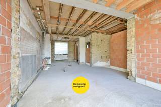 Welkom in deze woning gelegen in de Amersveldestraat 193 te Kortemark, een unieke opportuniteit voor wie op zoek is naar een project dat volledig naar eigen smaak en wensen kan worden afgewerkt.<br /><br />De woning bevindt zich momenteel in ruwbouwstaat, wat u de vrijheid geeft om de indeling, afwerking en technieken volledig zelf te bepalen. Dankzij de reeds aanwezige structuur en volumes beschikt deze eigendom over een uitstekende basis.<br /><br />De woning verwelkomd u in de inkomhal met ruim gastentoilet. Verder is er een ruime open zone die perfect kan worden ingericht als leefruimte, eetplaats en keuken. Aansluitend aan de keuken is er een praktische bergruimte/wasplaats voorzien. Verder beschikt de woning over een extra gelijkvloerse kamer die ideaal kan dienen als bureau of slaapkamer.<br /><br />De eerste verdieping biedt plaats voor drie volwaardige slaapkamers en een badkamer, waardoor deze woning perfect geschikt is voor gezinnen of wie nood heeft aan extra ruimte.<br /><br />Buiten geniet u van een aangename tuin en voldoende parkeermogelijkheden. De rustige, landelijke ligging zorgt voor een aangenaam woonklimaat, met een vlotte bereikbaarheid naar het centrum van Kortemark en omliggende gemeenten.<br /><br />De vermelde prijs is een richtprijs; elk bod, zowel hoger als lager, wordt voorgelegd aan de eigenaar, die zich het recht voorbehoudt dit te aanvaarden of te weigeren.<br /><br />Neem voorsprong met een vrijblijvende en gratis schatting van uw eigendom via:<br />www.residentievastgoed.be/gratisonlineschatten