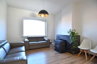 Halfopen bebouwing met karakteristieke uitstraling,<br />Centraal gelegen in een doodlopende straat, dus perfect geschikt voor wie houdt van een rustige woonomgeving.<br />Rollegem-centrum en alle faciliteiten (school, apotheek, bakker, ...) zijn slechts op wandelafstand.<br /><br />Indeling als volgt:<br />Inkom met hoge plafonds en bijhorend zalig ruimtegevoel.<br />Dit gevoel trekt zich door in het sfeervolle leefgedeelte. Bestaande uit salon, eetplaats en cosy ontbijthoek. Eveneens treffen we hier een volledig geëquipeerde keuken. Voorzien van veel opbergruimte en met keuze van topmaterialen.<br />Apart toilet met aanpalende (deels technische) bergruimte.<br />Lichtrijke badkamer met ligbad, inloopdouche en dubbel lavabomeubel en een geïntegreerde wasplaats zijn hier aanwezig.<br /><br />Op de eerste verdieping tellen we 3 volwaardige slaapkamers.<br />De tweede verdieping, bereikbaar via vaste trap, is een mooie open ruimte van 48,5 m² met tal van inrichtingsmogelijkheden!<br /><br />Zuidgericht recent aangelegd terras en héél verzorgde tuin. Zonnebaden, barbecueën, een drink met vrienden...? Het is er zaaaalig vertoeven!<br /><br />Ruime garage mét uitweg en een 4-tal parkeerplaatsen op eigen terrein.<br /><br />Kortom, deze woning biedt alles wat je nodig hebt voor een comfortabele thuis!<br />Wacht niet langer en ontdek de mogelijkheden!<br /><br />LEUKE EXTRA'S: recente HR-beglazing, vernieuwd dak, pelletkachel in leefruimte, airco gelijkvloers, grote kelder aanwezig, rustige ligging...<br /><br />Onze ref. DEV5223