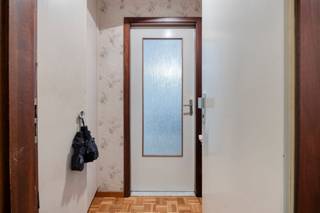 Bij het betreden van het appartement komt u terecht in een inkomhal met praktische ingemaakte kasten. Vanuit de hal wandelt u door naar de lichtrijke leefruimte waar een groot schuifraam toegang biedt tot het eerste terras. Aansluitend op de woonkamer bevindt zich de ingerichte en vernieuwde keuken, die bovendien beschikt over een handige aanpalende berging. De nachthal leidt u vervolgens naar de overige vertrekken: 2 volwaardige slaapkamers, waarvan de kleinste kamer toegang heeft tot een tweede terras aan de achterzijde. Daarnaast is er een derde kamer aanwezig, die u volledig naar wens kunt inrichten als dressing, bureau of hobbyruimte. Verder is er een gastentoilet en een badkamer, die beiden in 2024 zijn vernieuwd.Bijzonderheden: - Energiezuinig - EPC B- Verhuurd sinds 2010 aan €805/maand- Garage achteraan optioneel aan te kopen voor €25.000- 2 terrassen- Gemeenschappelijke fietsen- en vuilbakbergingDe bereikbaarheid van dit appartement te koop in Merksem is top. Op wandelafstand vindt u supermarkten en uitstekende verbindingen met het openbaar vervoer. Dit vastgoed in Merksem is een interessante opportuniteit voor zowel starters als investeerders. Wacht niet te lang om dit appartement te kopen in Merksem en ontdek zelf de mogelijkheden van deze ruimtes.Het Dewaele vastgoedkantoor van Merksem te Lambrechtshoekenlaan 183 staat graag tot uw dienst. Had u graag een gratis schatting van uw eigendom via ons immokantoor? Mail naar maxime.weyler@dewaele.com.Bestuursmaatregelen in het maatregelenregister: nee
