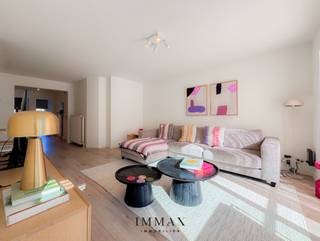 Cet appartement rénové bénéficie d'un emplacement idéal, à proximité de la Lippenslaan et à quelques pas de la plage.Vous êtes accueilli dans le hall...