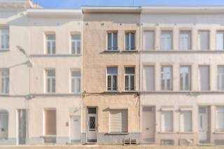 In Schaarbeek bevindt zich deze ruime woning van 154 m² (volgens EPC), verdeeld over 4 niveaus.<br /><br />Op het gelijkvloers vindt u een verhuurde studio, ideaal als extra opbrengst. De eerste verdieping omvat de leefruimte met uitgeruste keuken en douchekamer. De bovenverdiepingen bieden 4 slaapkamers en een tweede douchekamer.<br /><br />Divers: Dubbele beglazing in PVC, elektriciteit conform (3 elektriciteitsmeters), stedenbouwkundige inlichtingen en kadastrale gegevens aanwezig, verwarming op aardgas (2 gasmeters), kelder aanwezig.<br /><br />Deze eigendom combineert ruimte, functionaliteit en opbrengstpotentieel, waardoor het een uitstekende opportuniteit is voor zowel eigen bewoners als investeerders.<br /><br />