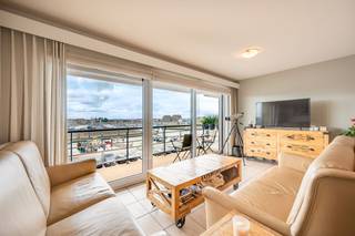Op een toplocatie aan de jachthaven van Blankenberge bevindt zich dit instapklare en energiezuinige appartement (EPC-label A), waar u geniet van een prachtig uitzicht op de jachthaven en een optimale zuidoriëntatie.<br /><br />Het appartement omvat een ruime inkomhal die toegang geeft tot de lichtrijke leefruimte met gezellige eetplaats en een volledig geïnstalleerde open keuken. Verder beschikt het appartement over een praktische berging, een apart gastentoilet, een badkamer met douche en wastafel en twee volwaardige slaapkamers, beide voorzien van ingemaakte kasten.<br /><br /><br />De absolute blikvanger is het ruime, zuidgerichte terras waar u in alle rust kunt genieten van de zon en het unieke panoramische zicht op de jachthaven. Kelderberging inbegrepen en gemeenschappelijke fietsenstalling aanwezig. Mogelijkheid tot huren van garage. Ideaal als vaste woonst, tweede verblijf of investering.<br /><br />Voor meer informatie of een bezoek ter plaatse aarzel niet en bel Gaëlle op het nummer 0479 17 17 17