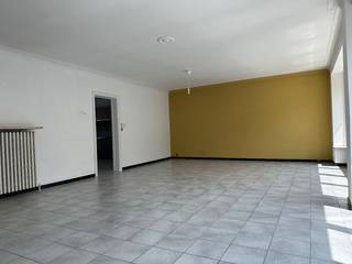 Dit instapklaar appartement is gelegen op de 1ste verdieping van een kleine residentie en bestaat uit: inkomhal met vestiairekast - toilet - grote living - keuken - nachthal - badkamer - 2 slaapkamers. <br /><br />Vrij 15/09/2026. Huurprijs 775 €/mnd<br />Syndickosten inbegrepen.